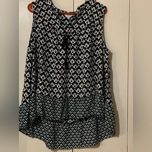 Crown & Ivy Black and White Geometric Tunic